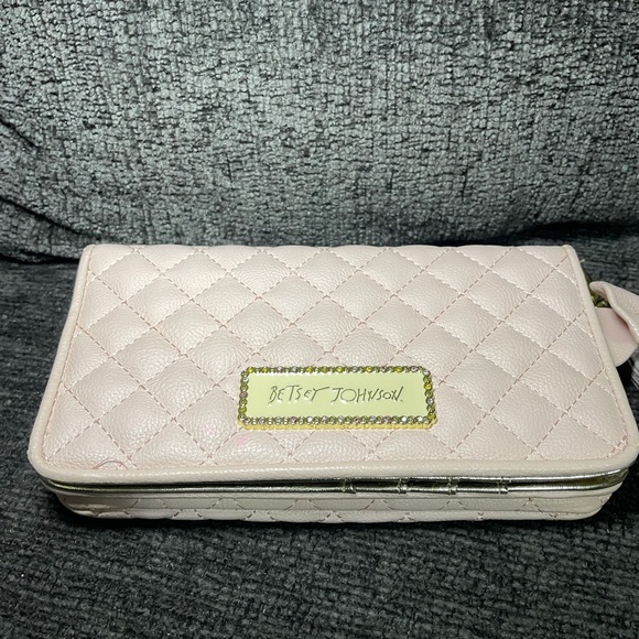 WOMEN'S BETSEY JOHNSON PINk QUILTED STITCHED ZIP BI-FOLD CLUTCH WALLET BOW - Picture 1 of 9